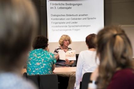Prof. em. Dr. Etta Wilken mit Workshop-Teilnehmerinnen und -Teilnehmern. Foto: Bernd Lammel